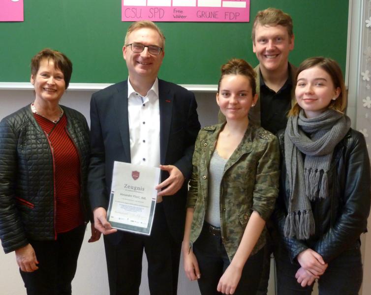 Realschuldirektorin Marlies Hoffmann, MdL Alexander Flierl und Studienrat Bernhard Kraus mit den Klassensprecherinnen Antonia Stubenvoll und Leonie Klemen