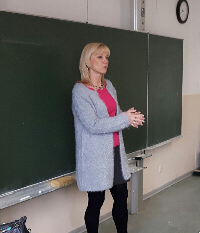 MdL Carolina Trautner (CSU) hielt in der Privaten Wirtschaftsschule Frenzel eine Sozialkundestunde.