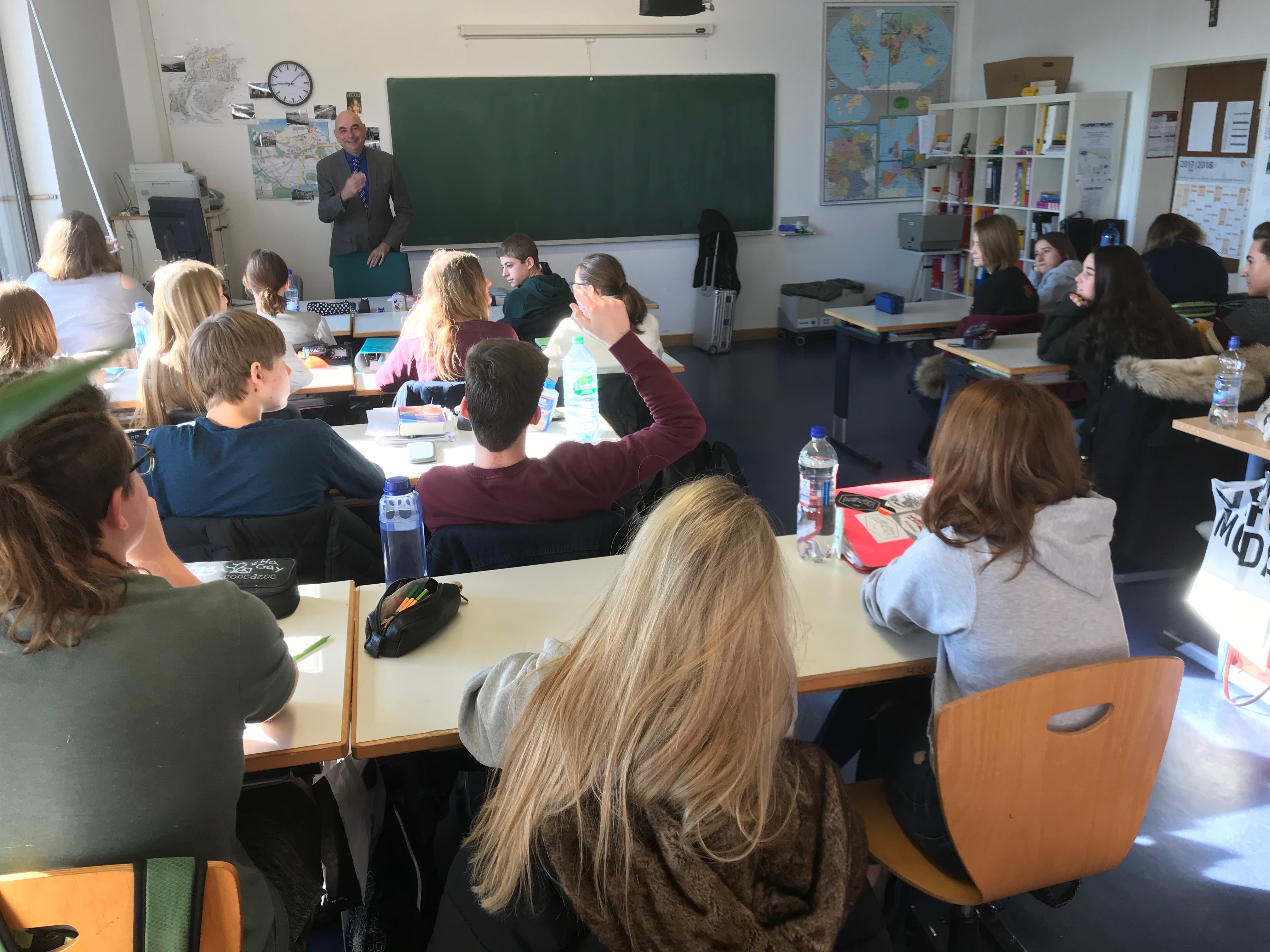 Besuch von Jürgen Mistol in der Klasse M10 der Bischof Manfred Müller Schule am 15. März 2018