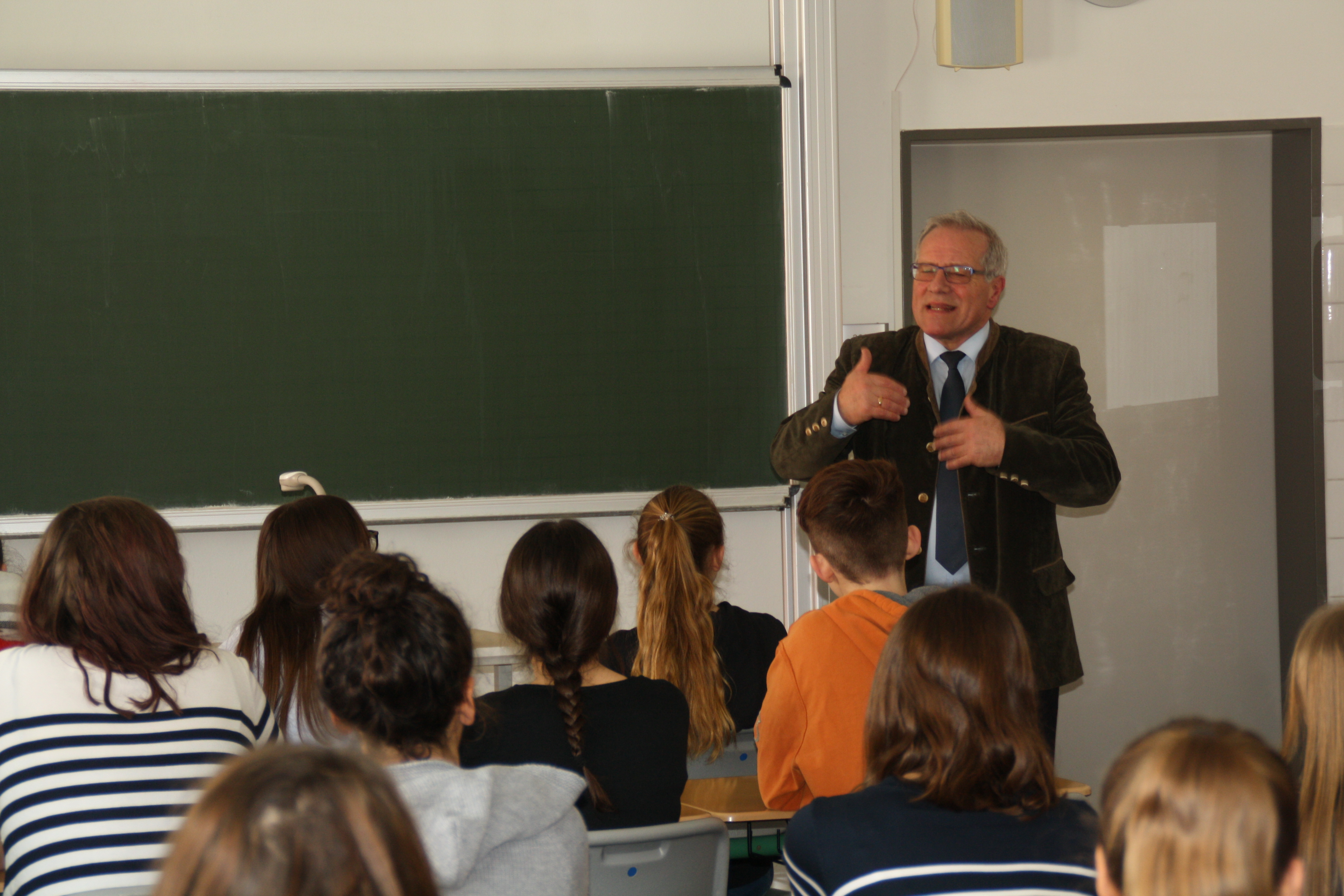 MdL Johannes Hintersberger zu Besuch in der Realschule St. Ursula Augsburg