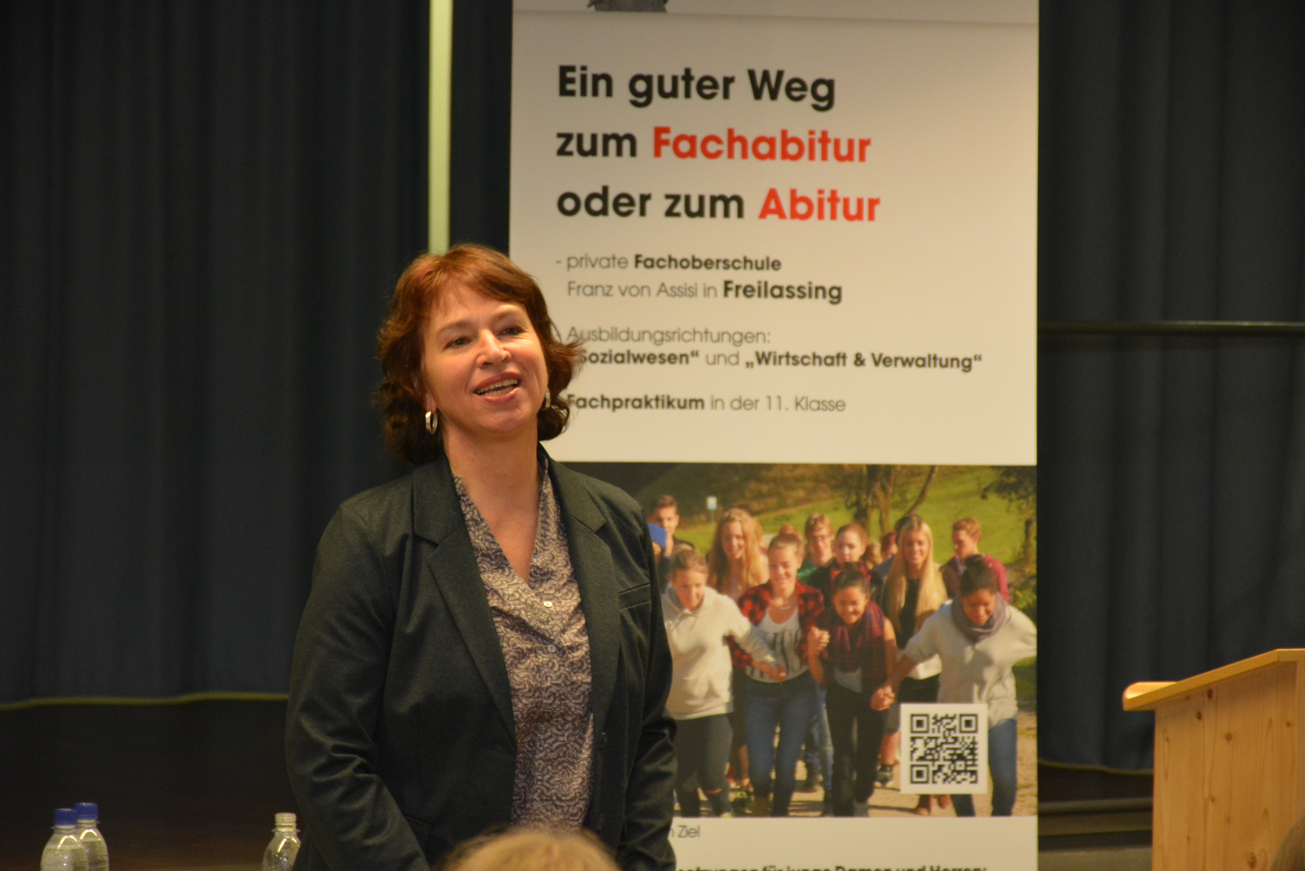 Landtagsabgeordnete Gisela Sengl während der Unterrichtsstunde an der Erzbischöflichen Fachoberschule Franz von Assisi Freilassing