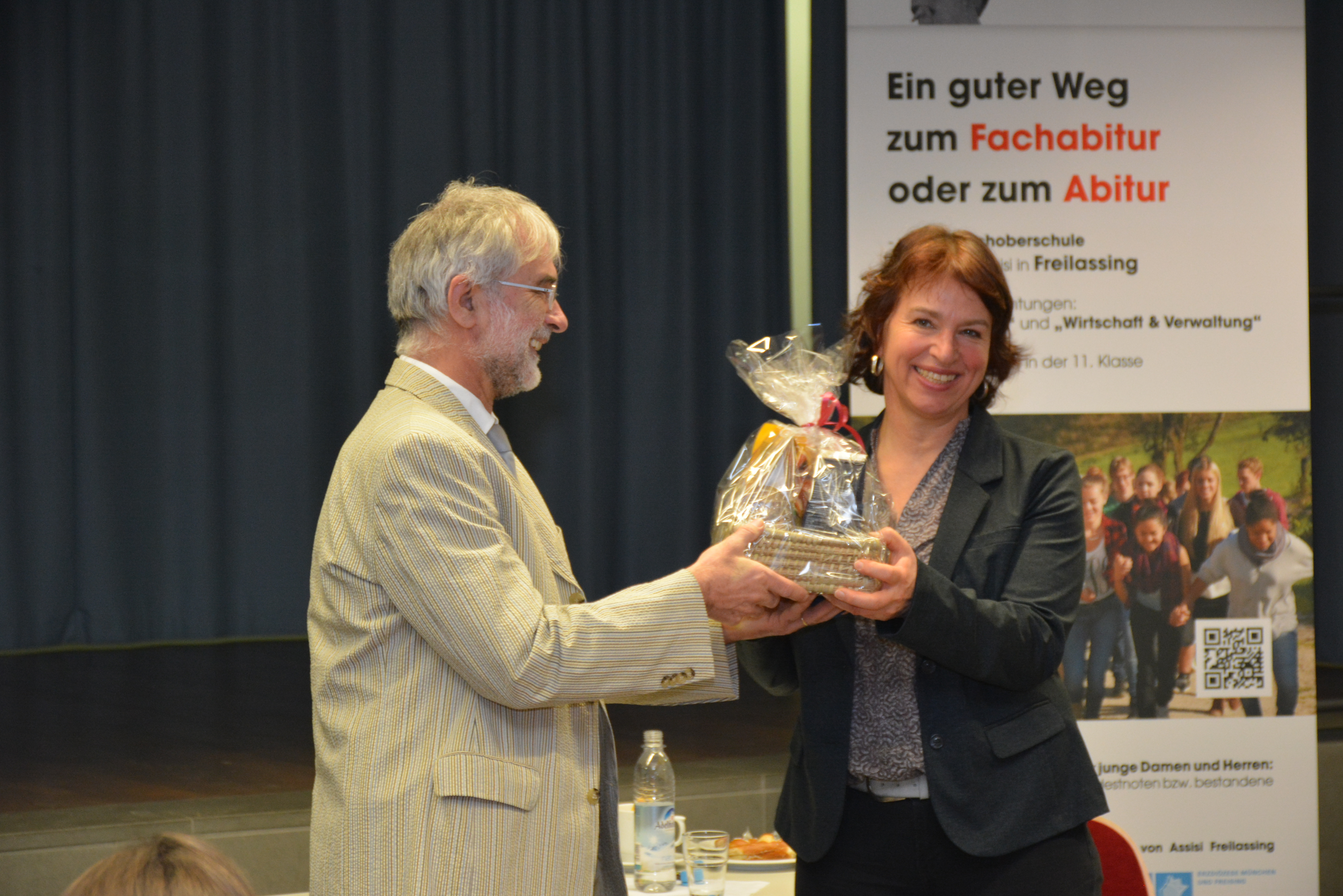 Ein kleines Dankeschön für MdL Gisela Sengl für die aufschlussreichen Informationen über Politik in Bayern 