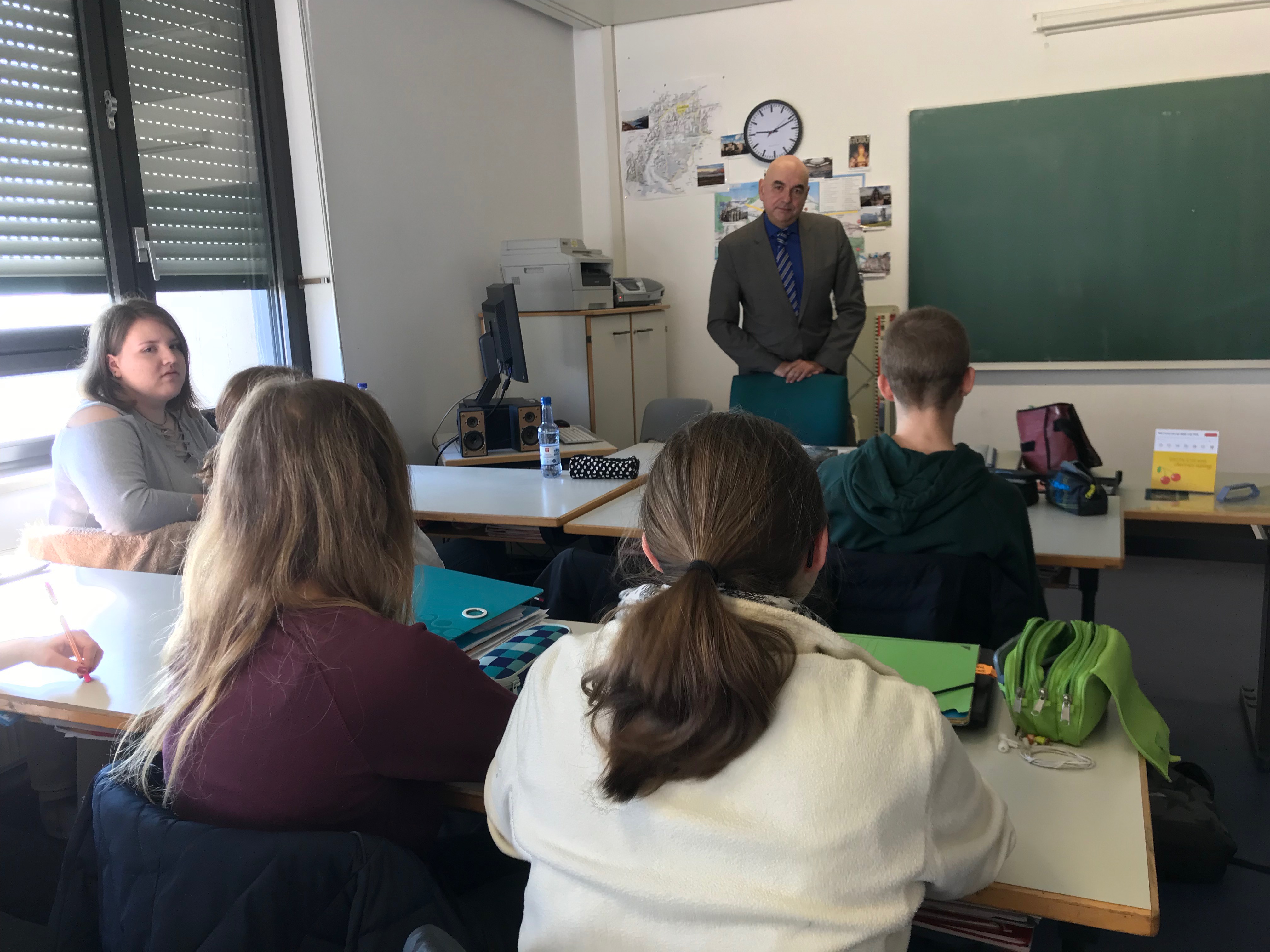 Besuch von Jürgen Mistol in der Klasse M10 der Bischof Manfred Müller Schule am 15. März 2018
