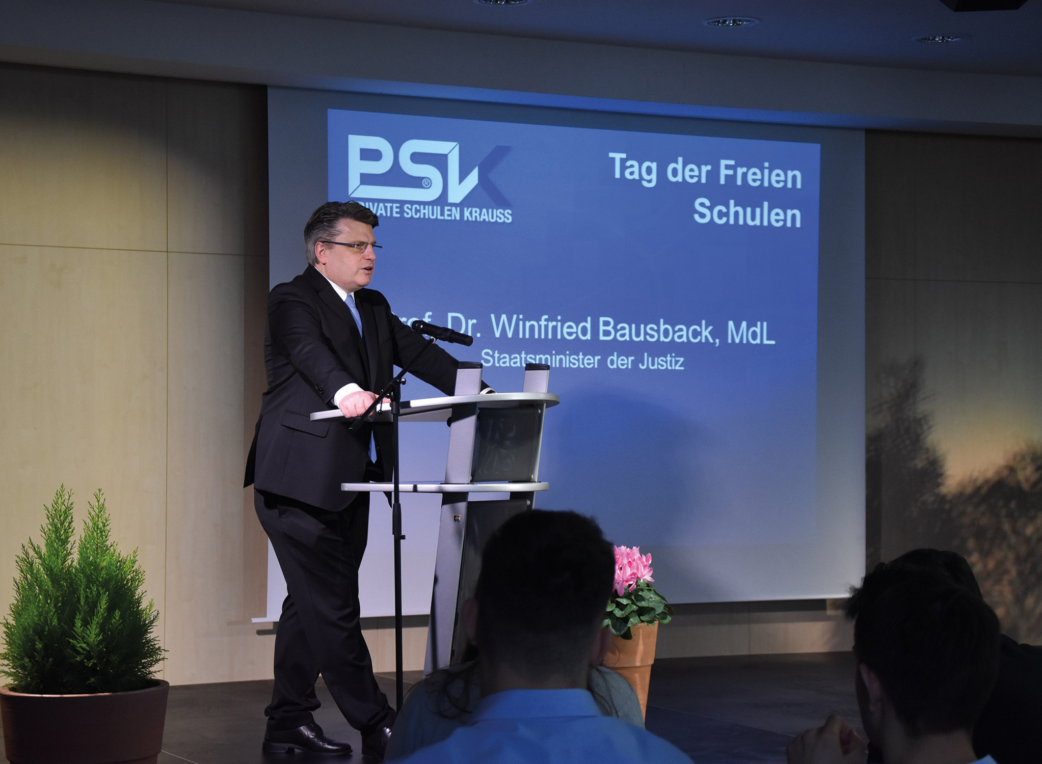 Justizminister Prof. Dr. Winfried Bausback diskutiert mit Schülerinnen und Schüler über politische Themen.