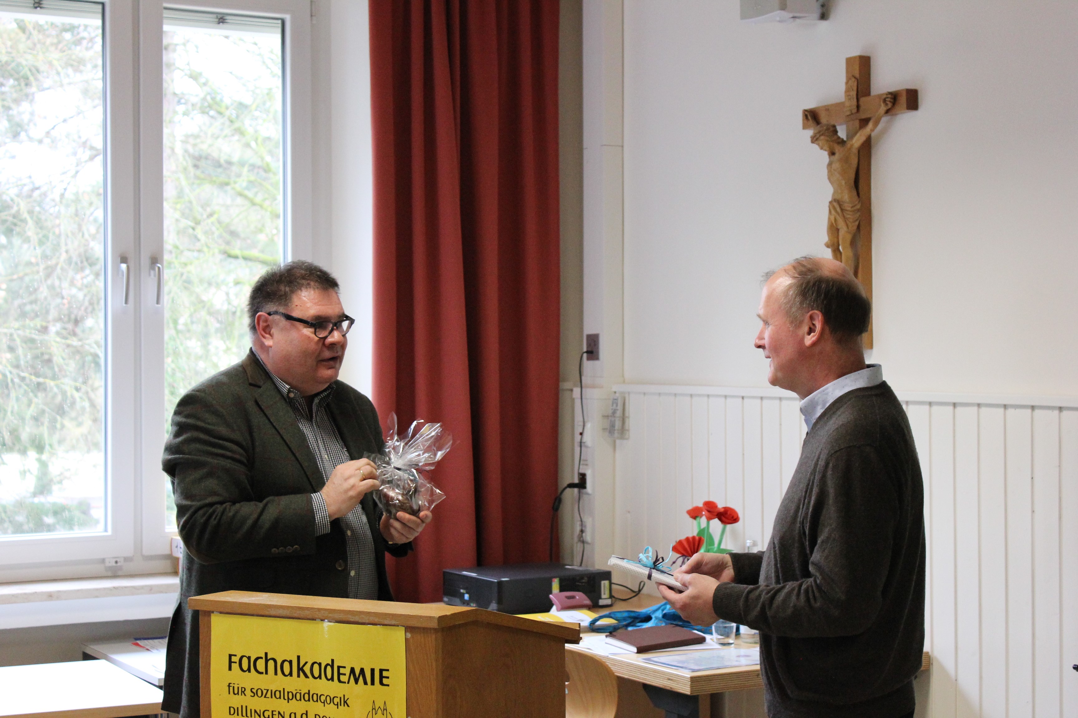 Bezirksrat Dr. Johann Popp am 12.03.18 an der Fachakademie für Sozialpädagogik Dillingen des Schulwerks der Diözese Augsburg (links Schulleiter Werner Eitle)