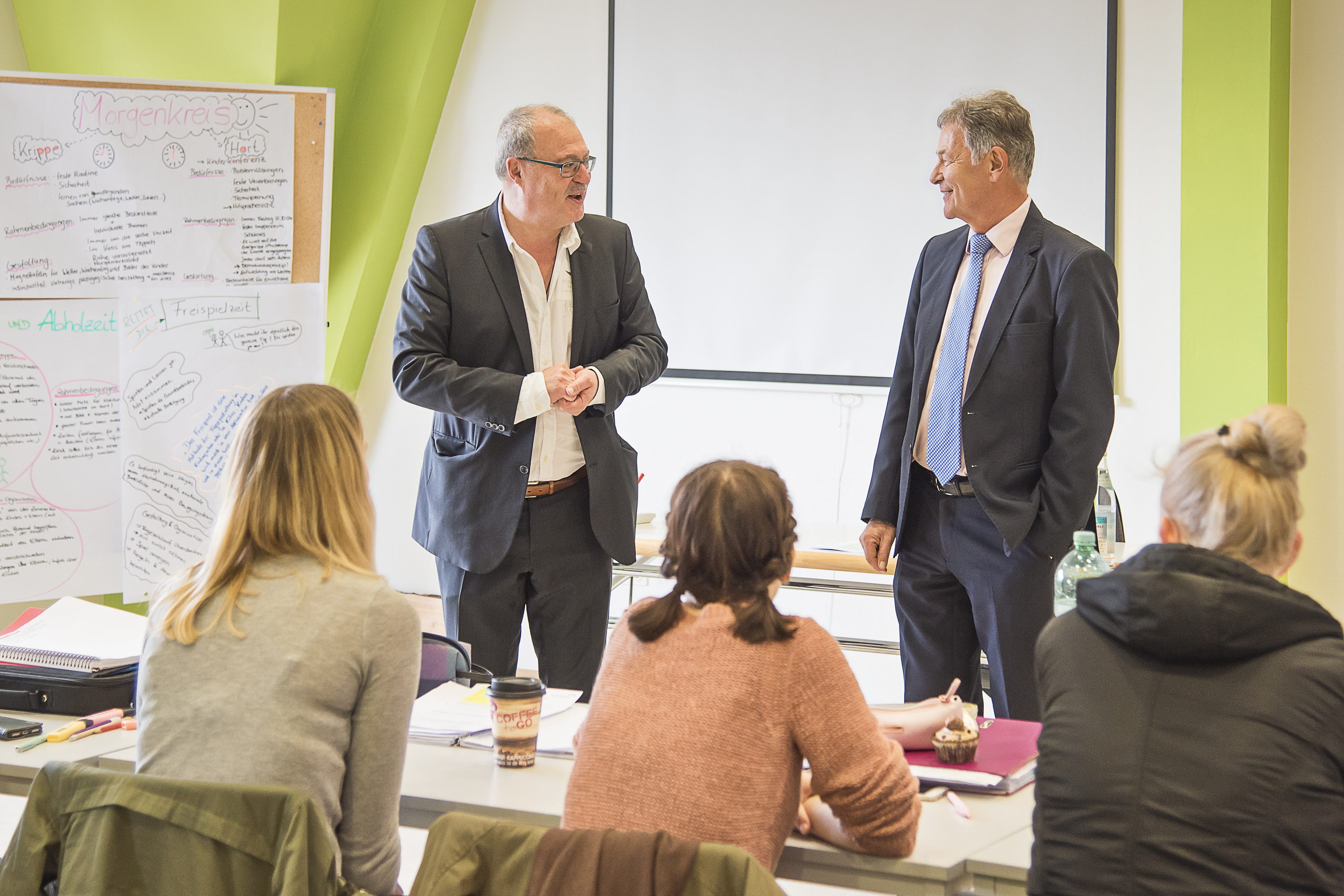 MdL Joachim Hanisch mit Schulträger Hubert Döpfer vor der OptiPrax-Klasse (Schulversuch, 1. Ausbildungsjahr)   